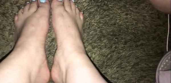  I cum all over pretty feet and blue toes.